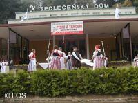 Mezinárodní folklorní festival Písní a tancem