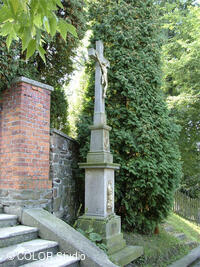 kříž před kostelem