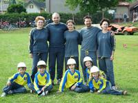 družstva štafety dvojic - mladí hasiči zvítězili nad svými vedoucími