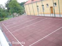 Víceúčelové hřiště s umělým povrchem