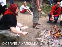 Slet čarodějnic u Perníkové chaloupky 2009 - ježibaba peče buřty