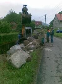 Oprava zdi potoka u bývalé moštárny